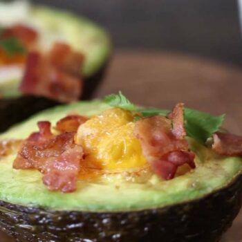 Aguacate con huevo y bacon